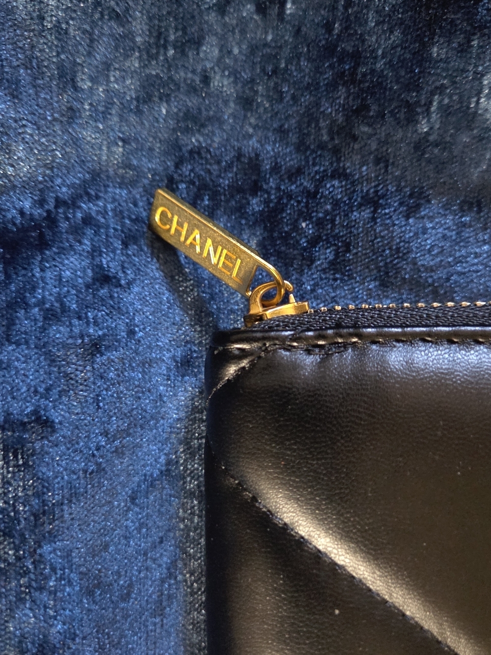 Chanel 19 Long Zip Wallet in Black with Gold Hardware lamb skin Vintage - Picture 2 of 7